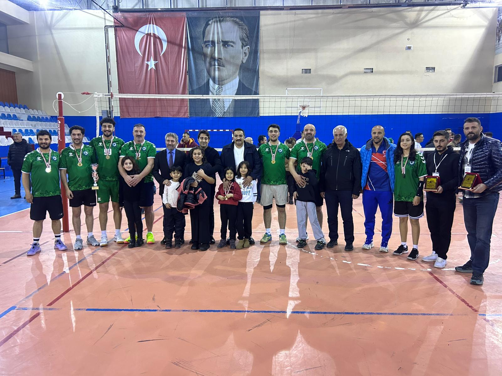 Kars’ta düzenlenen " Voleybol Turnuvası" sona erdi.