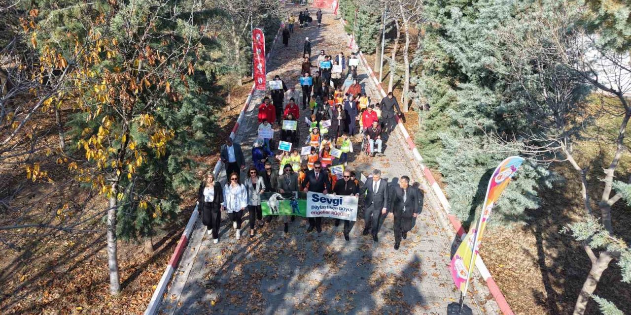 Elazığ Hipodromu’nda öğrenciler tekerlekli sandalye, görme ve işitme engeline yönelik parkurları deneyimledi