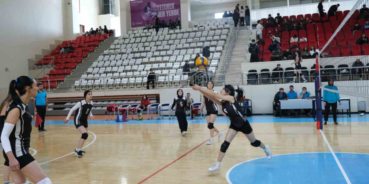 Genç sporcular sahada: Voleybol İl Birinciliği finali devam ediyor