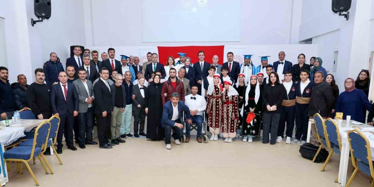 Engeller sevgiyle aşıldı: Ahlat’ta özel gün için anlamlı buluşma