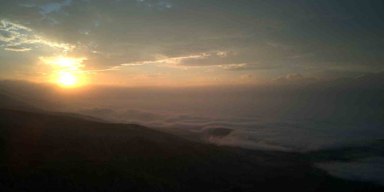 Erzincan’da doğanın muhteşem gösterisi: Sis dağların eteklerine vurdu