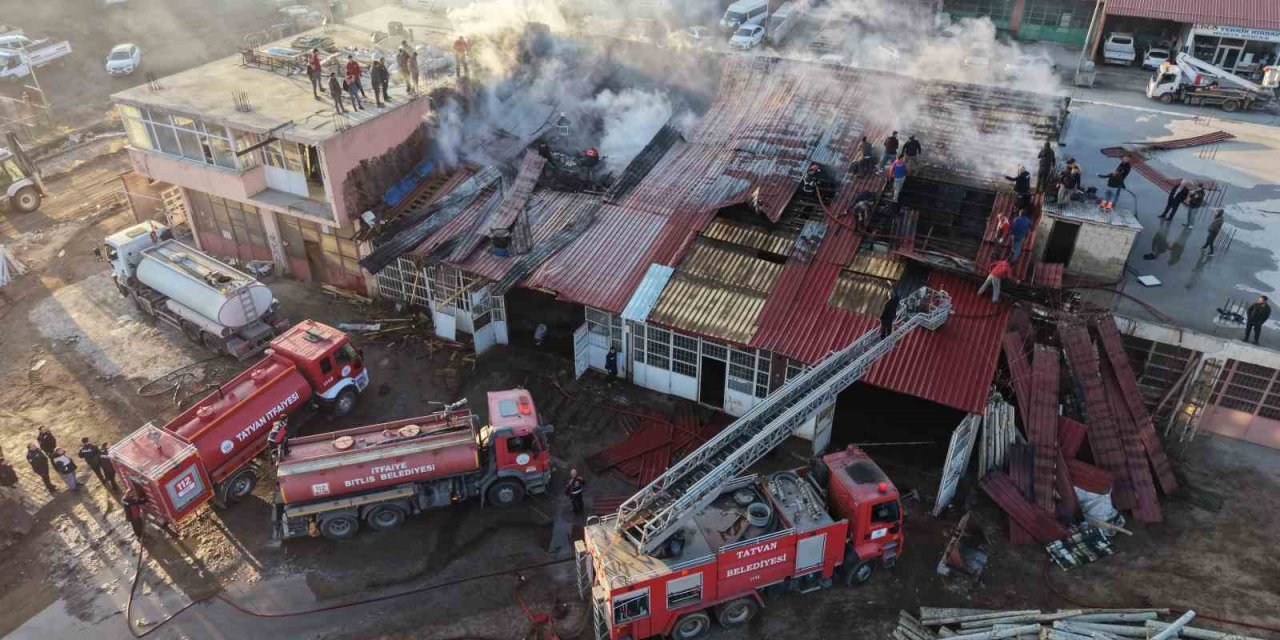 Tatvan’da kereste dükkanında yangın