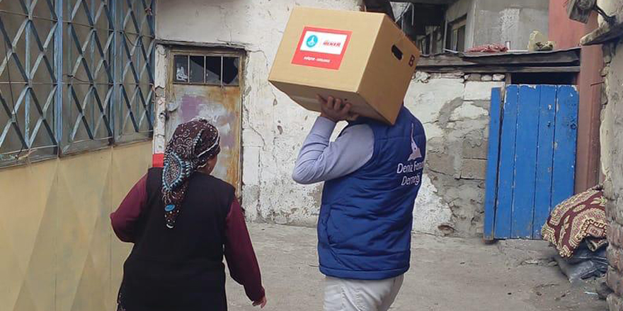 Deniz Feneri Kars’ta 100 aileye gıda kolisi dağıttı