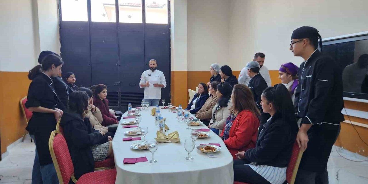 Yemekleri bu kez öğrenciler yaptı, anneler jüri oldu