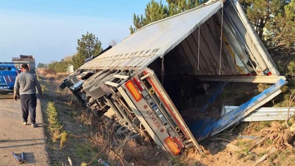 Kars'tan Ankara'ya giden tır devrildi: 5 büyükbaş hayvan telef oldu