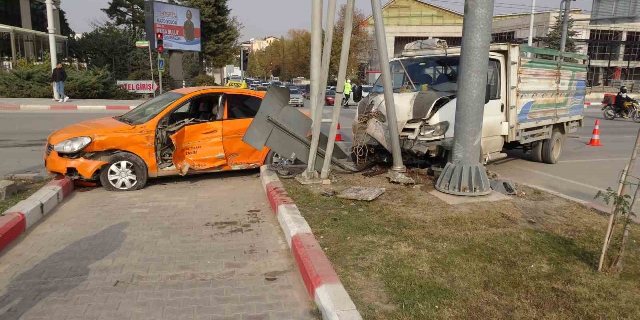 Malatya’da kamyonet ile ticari taksi çarpıştı: 2 yaralı