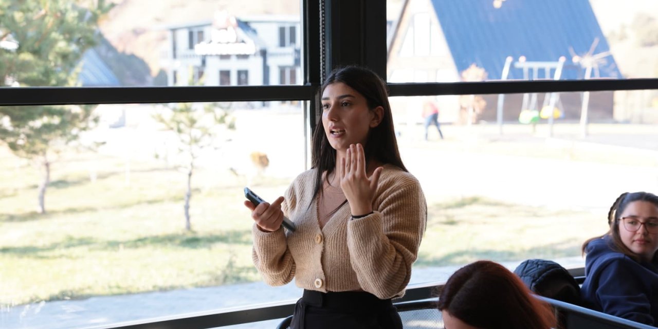 ‘Biz Bir Aileyiz’ Projesinde öğrencilerle buluşma