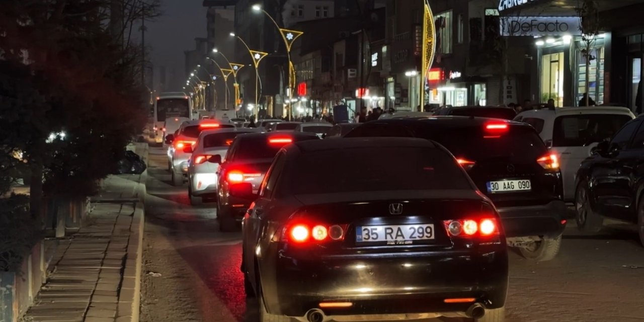 Yüksekova’da trafik çileye döndü