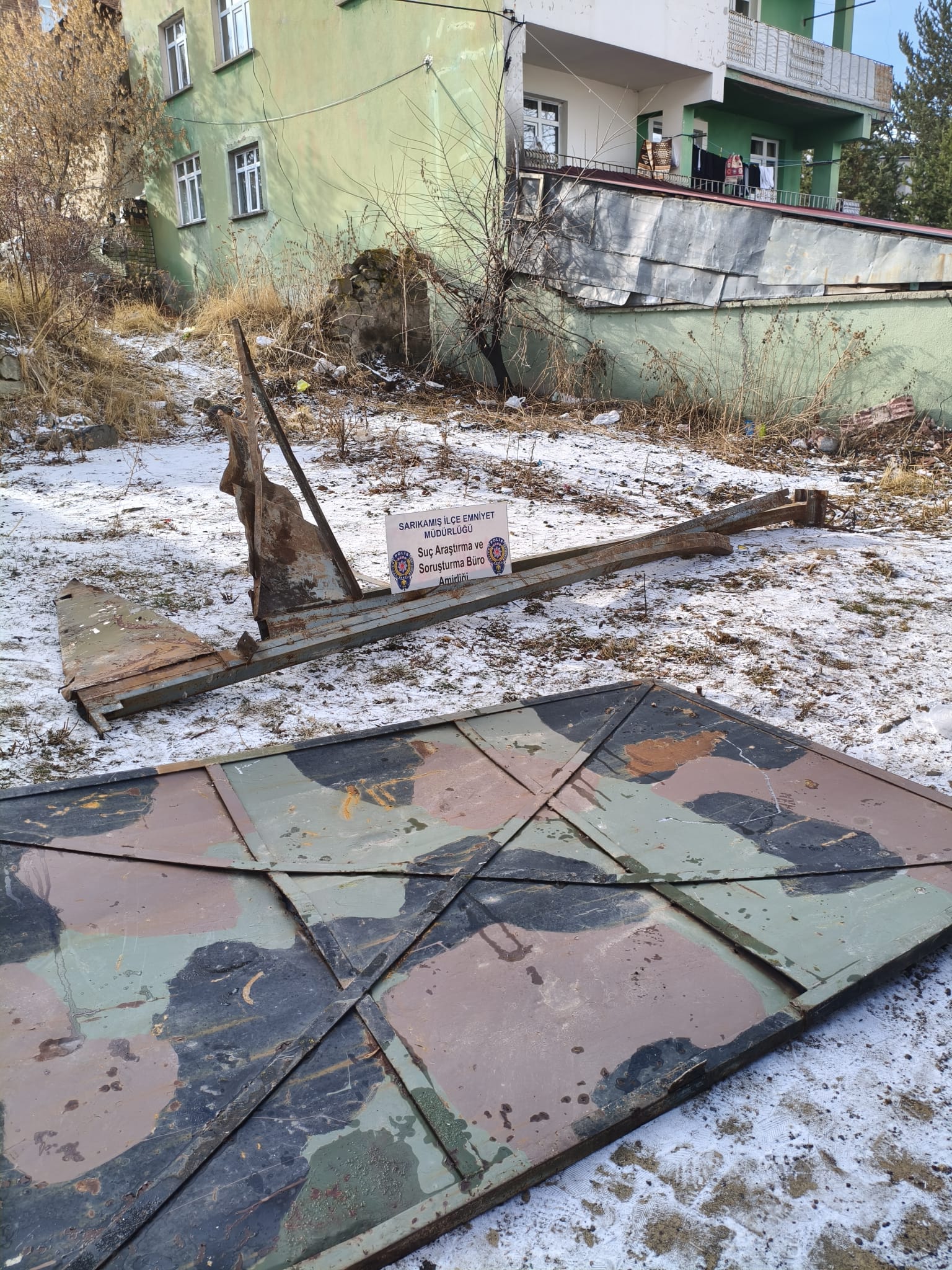 Sarıkamış’ta askeri birliğe ait malzemeleri çalan 2 şüpheli tutuklandı