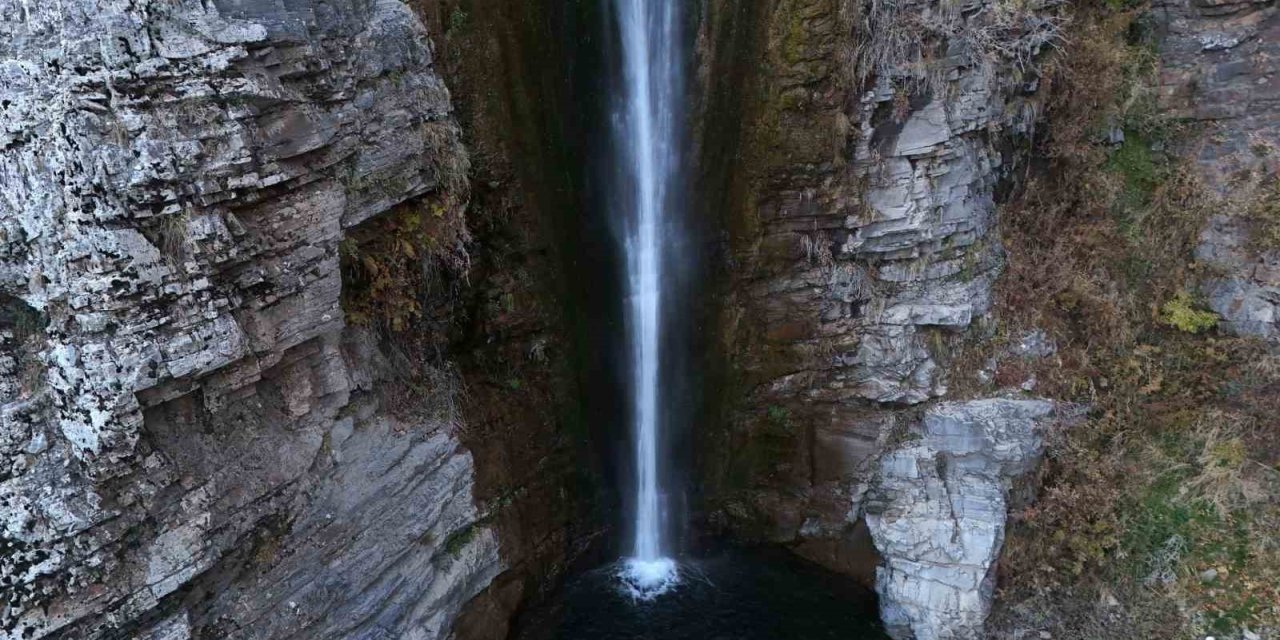 Mutki’nin saklı cenneti Gümüşkanat Şelalesi hayranlık uyandırıyor