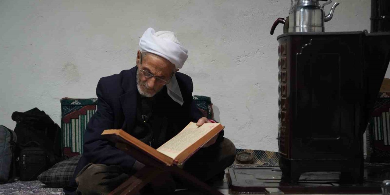 Muş’ta 86 yaşındaki Rüstem dede 50 yıldır sadece çay ve gofretle yaşamını sürdürüyor