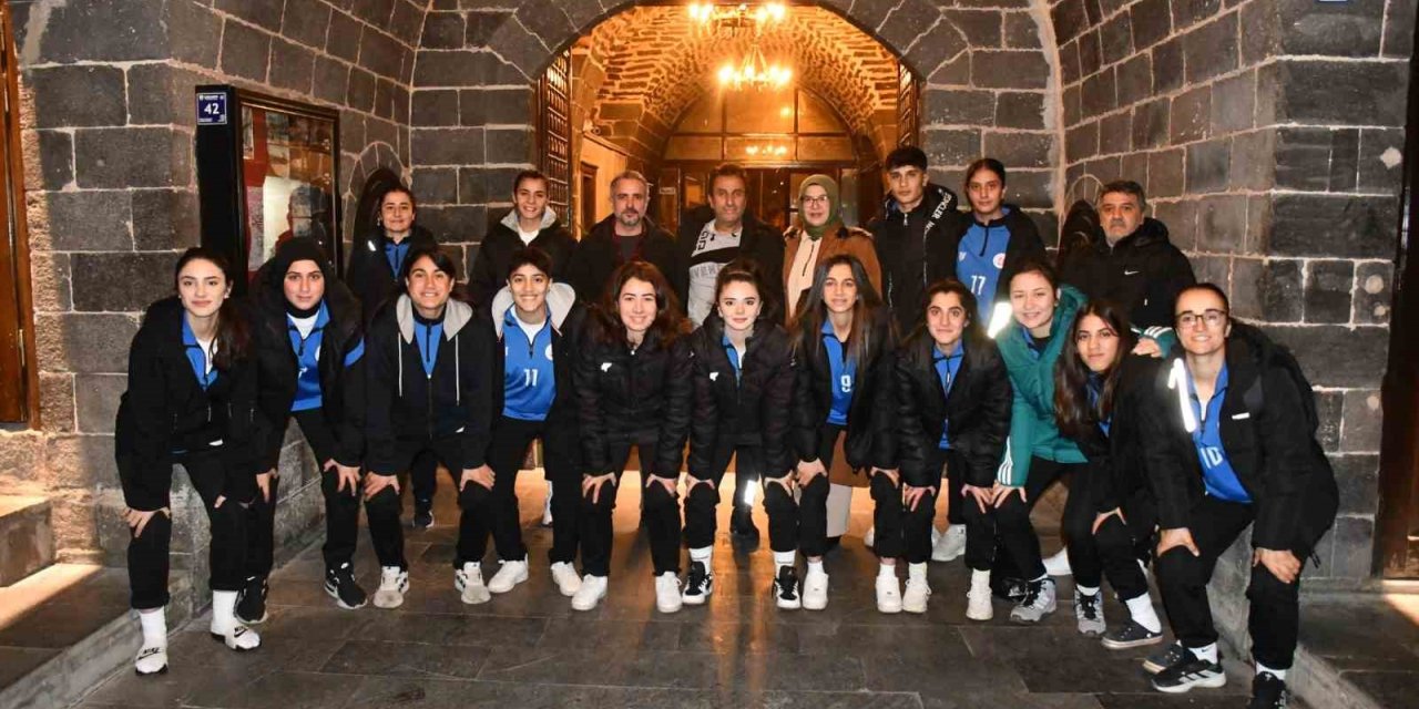 Siverek Belediyesi, Ağrı kadın futbolcularının konaklama masraflarını üstlendi
