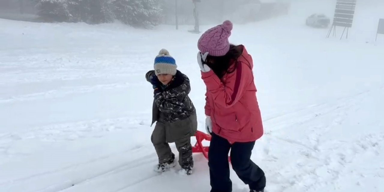 Kars’ta kar coşkusu: Çocuklar kardan adam yaptı, kızak kaydı