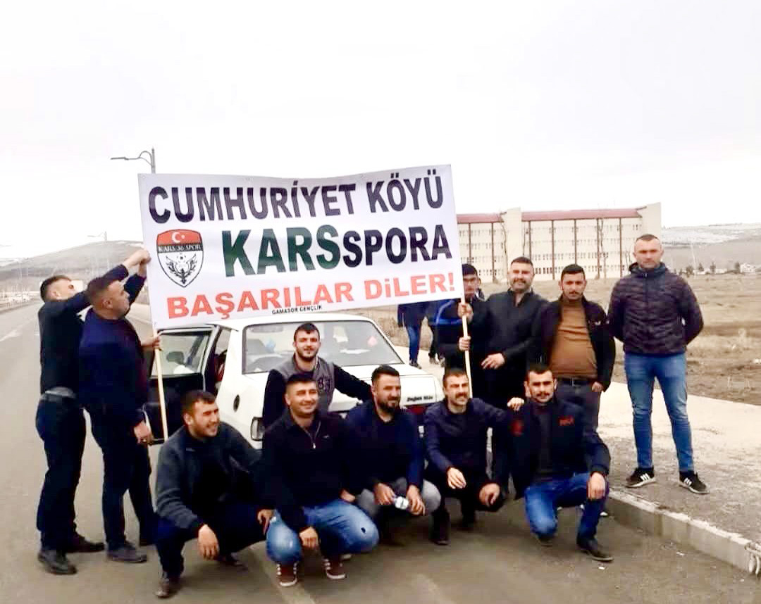 Cumhuriyet köyü gençlerinden Karsspor’a anlamlı destek