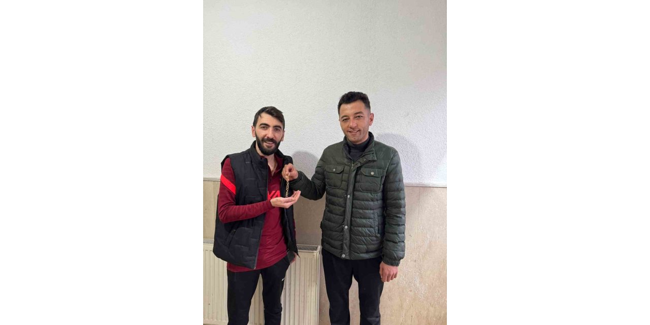Ağrı’da kaybolan altın bileklik jandarma personeli tarafından sahibine teslim edildi