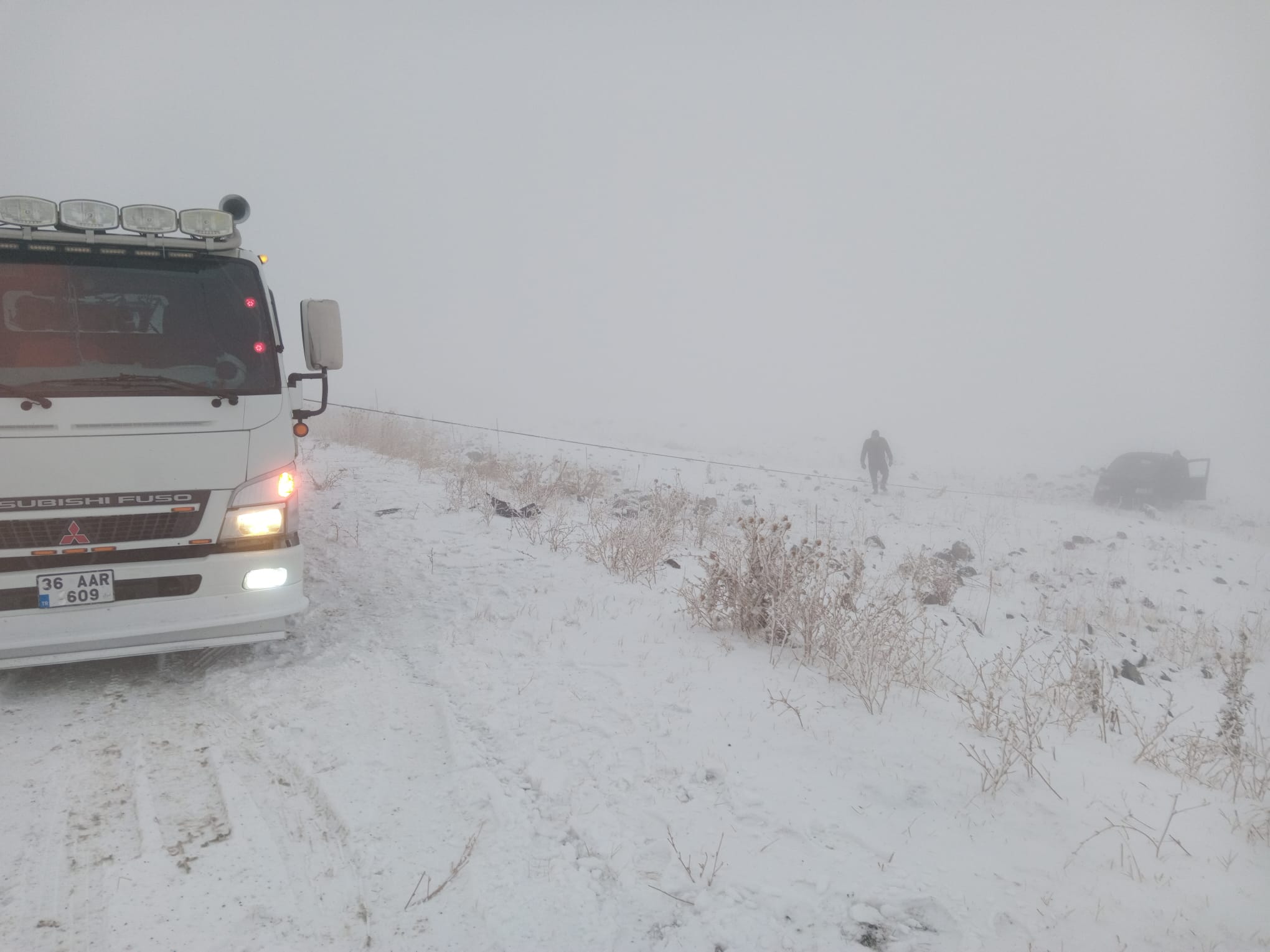 Buzlu yol kazaya neden oldu: Otomobil 110 metre yuvarlandı