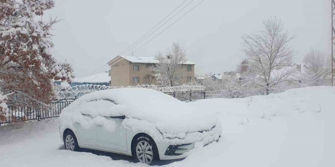 Başkale’de araçlar kara gömüldü: 11 yerleşim yerinin yolu ulaşıma kapandı