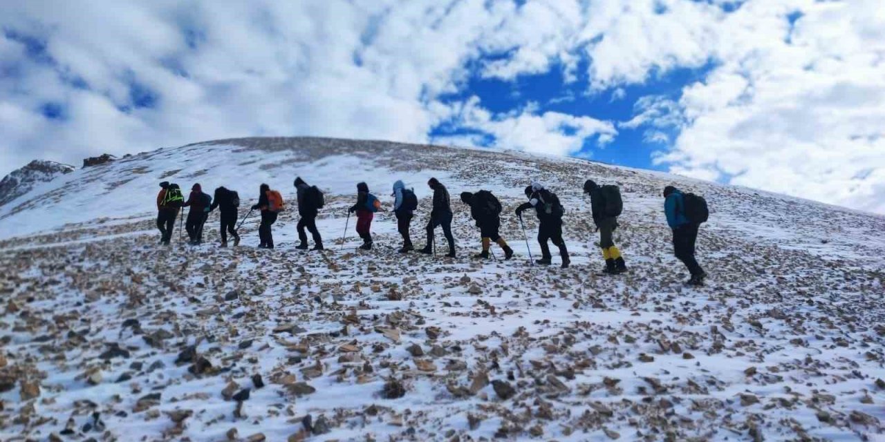 Doğaseverler 3 bin 395 rakımlı Vivara Dağı’nda zirve yaptı