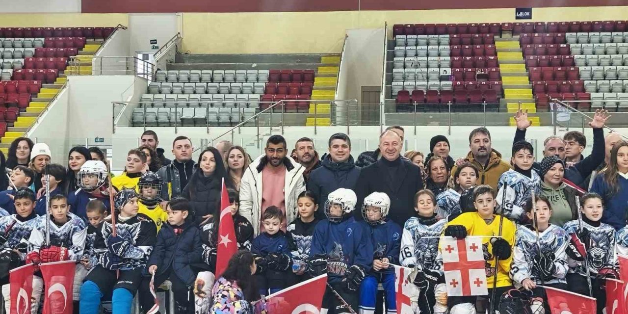 Buzda dostluk rüzgarı esti