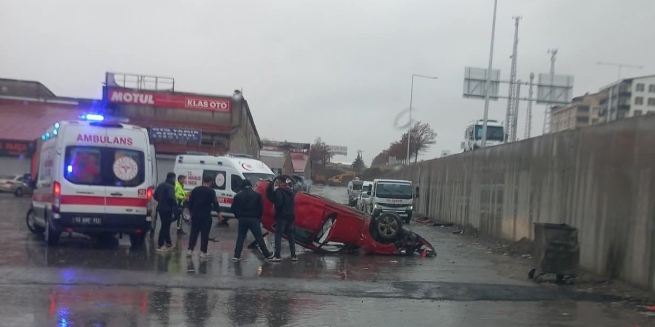 Tatvan’da otomobil köprülü kavşaktan uçtu: 2 yaralı