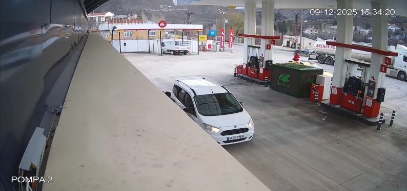 Tunceli’de 4.2’lik deprem anı güvenlik kamerasına yansıdı