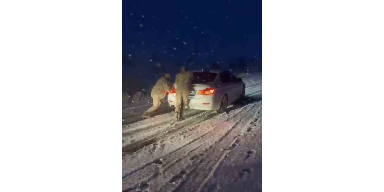 Muş-Bulanık yolunda ulaşıma kar engeli: Jandarma ekipleri rampada mahsur kalan araçları tek tek kurtardı