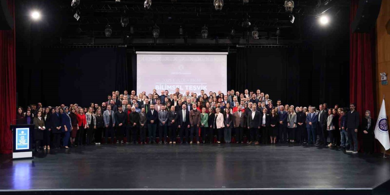 Atatürk Üniversitesi’nde bilimsel teşvik töreni düzenlendi: Başarılı Akademisyenlere ödülleri takdim edildi