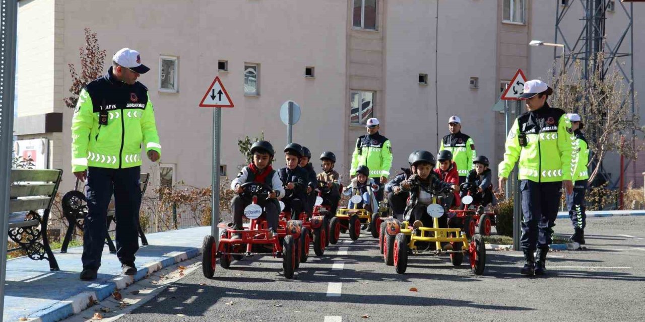 Geleceğin sürücüleri trafik parkurunda