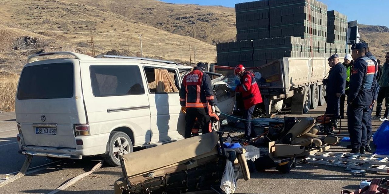 Malatya’da tır ile minibüs çarpıştı: 3 ölü
