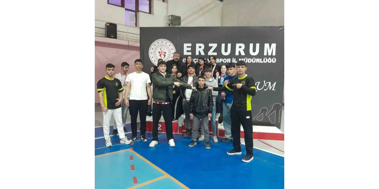 Oltulu liseliler bilek güreşinde rakiplerine geçit vermedi