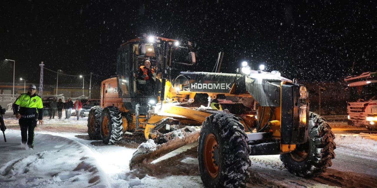 Erzincan Valisi karla mücadele çalışmalarını sahada takip etti