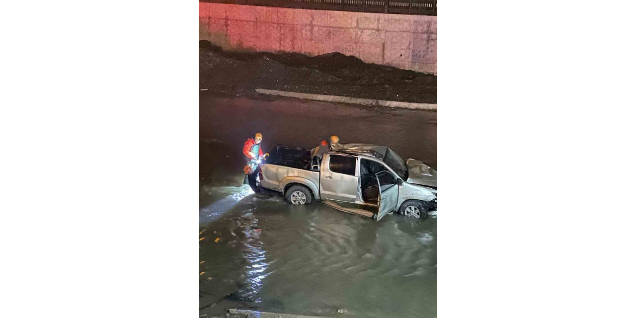 Ağrı’da Murat Nehri’ne uçan pikaptaki 5 kişi yaralı kurtarıldı