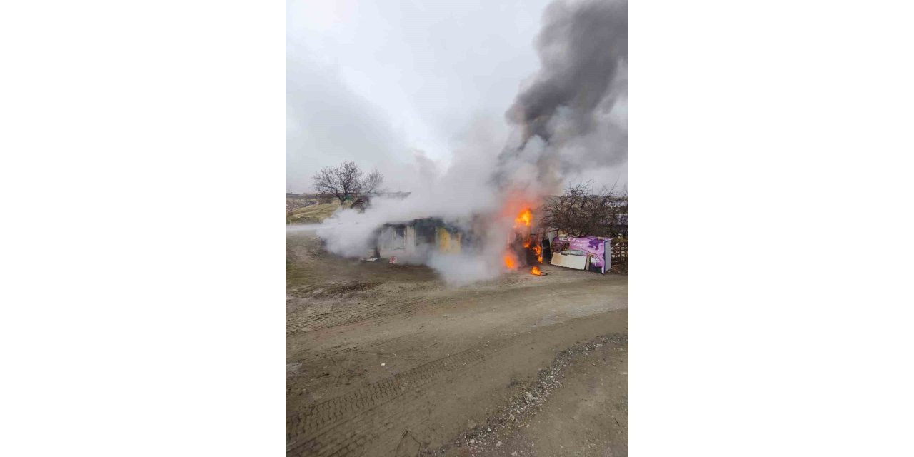 Elazığ’da odunluk deposunda yangın