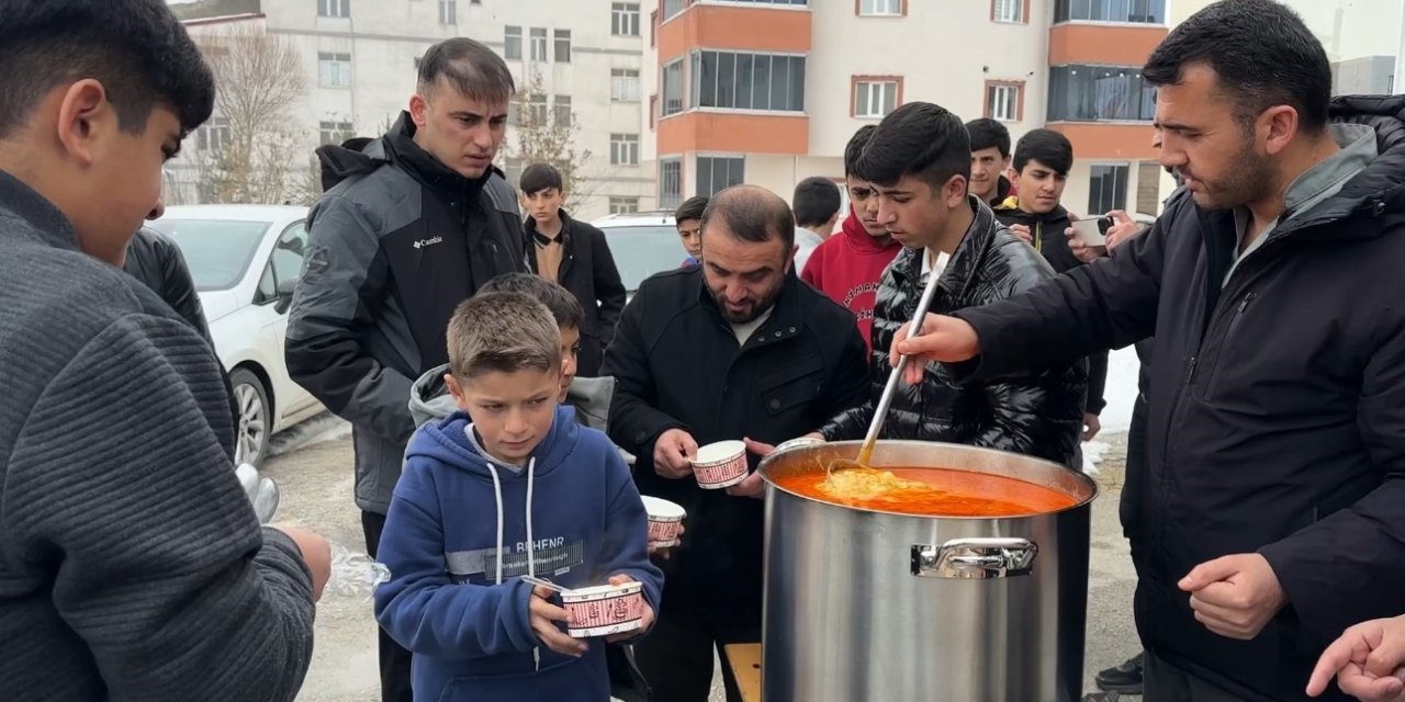 Yüksekova’da cuma namazı sonrası cemaate keledoş ikram edildi