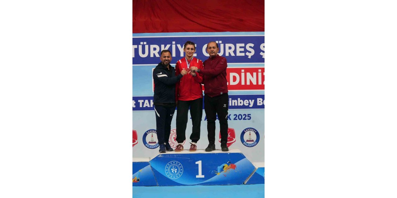 Güreşte Elmira Yasin Türkiye Şampiyonu oldu