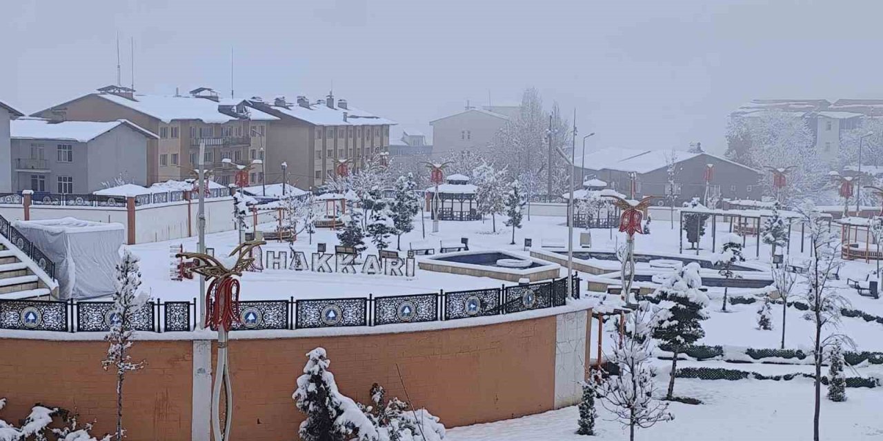 Hakkari’de kar yağışı kartpostallık manzaralar oluşturdu