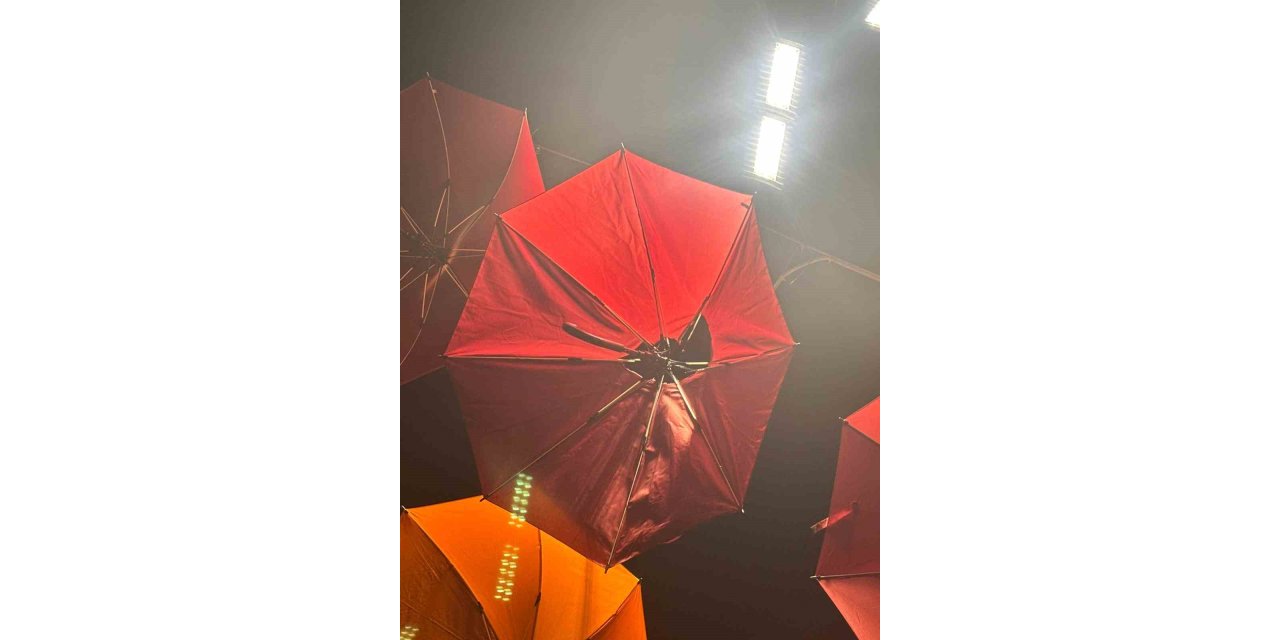 Elektrik kaçağı şemsiyeyi yaktı