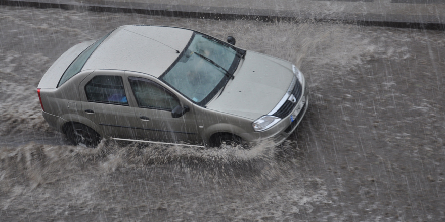 Kars’ta sağanak yağmur 15 dakikada caddeleri göle döndürdü