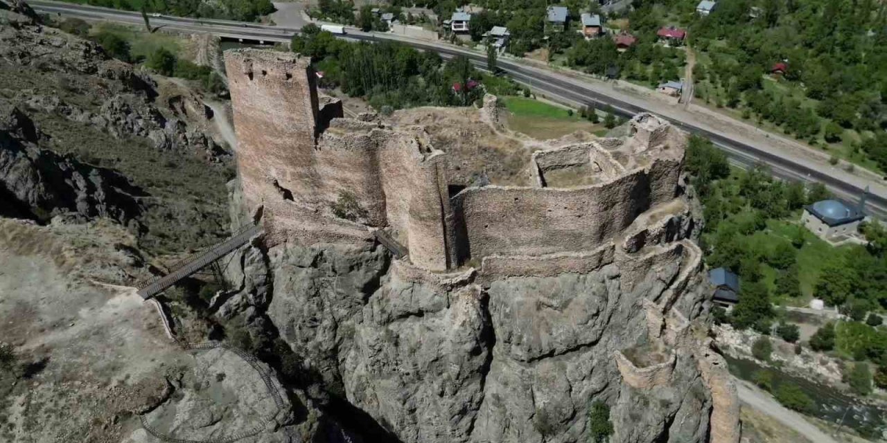 Engüzekkapı Kalesi bin yıllık ihtişamıyla ziyaretçilerini bekliyor