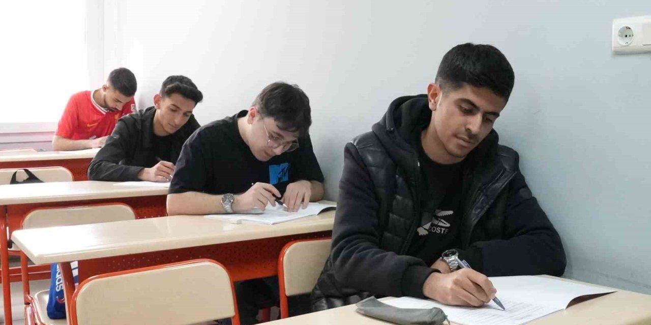 Elazığ’da 9 bin öğrenci sınavda ter döktü