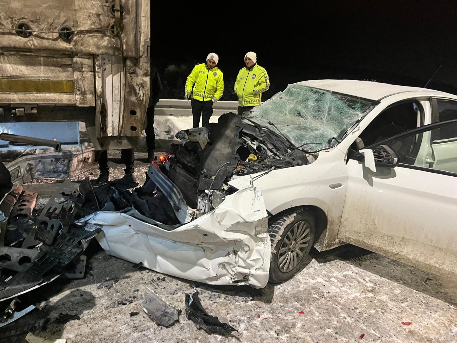 Kars’ta otomobil tıra çarptı: 1 yaralı