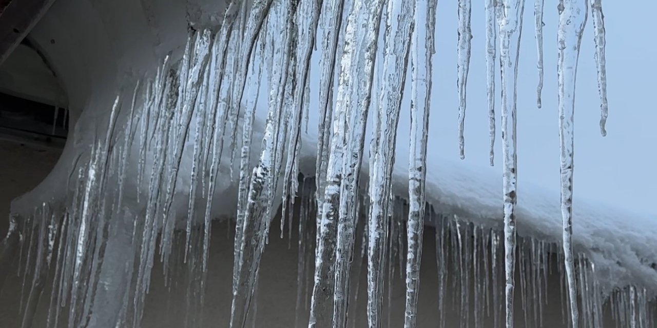 Yüksekova’da buz sarkıtları bir metreyi geçti