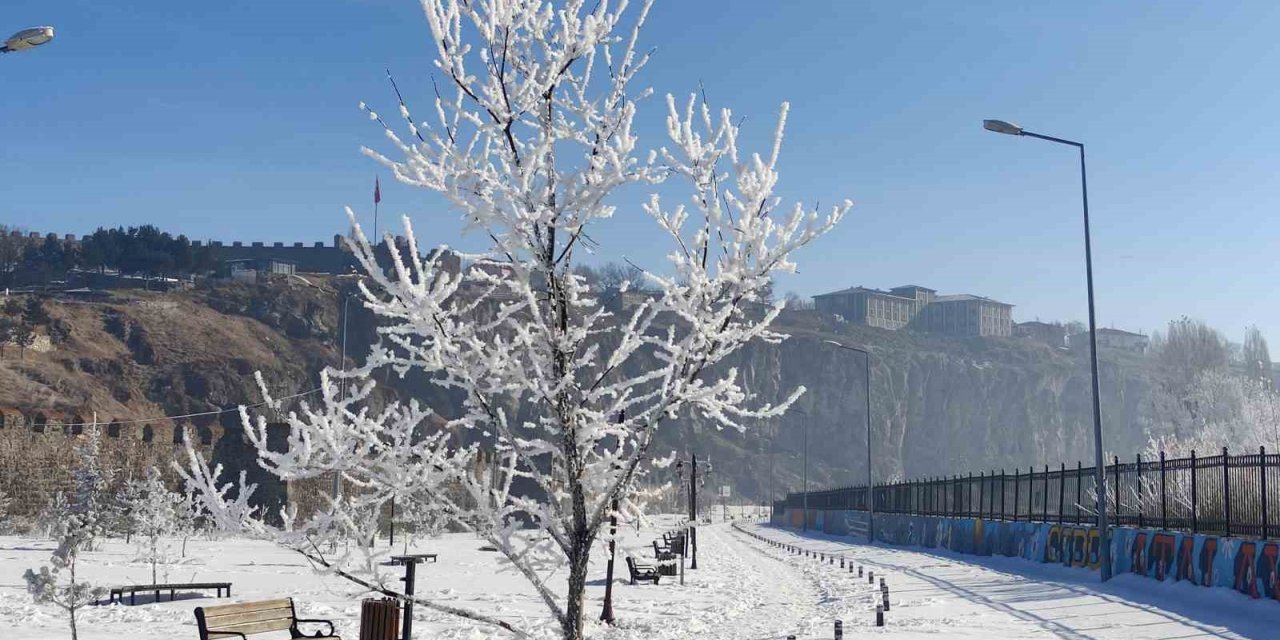 Göle eksi 16 dereceyi gördü, ağaçlar kırağı tuttu