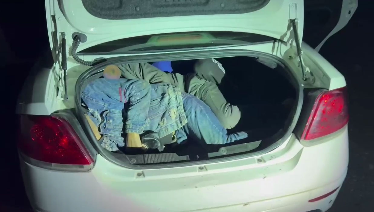 Kars’ta araç bagajlarında 28 düzensiz göçmen yakalandı