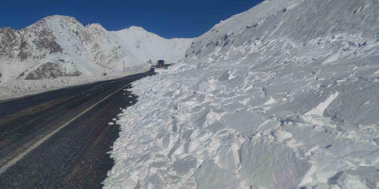 Van-Bahçesaray yolu ulaşıma açıldı