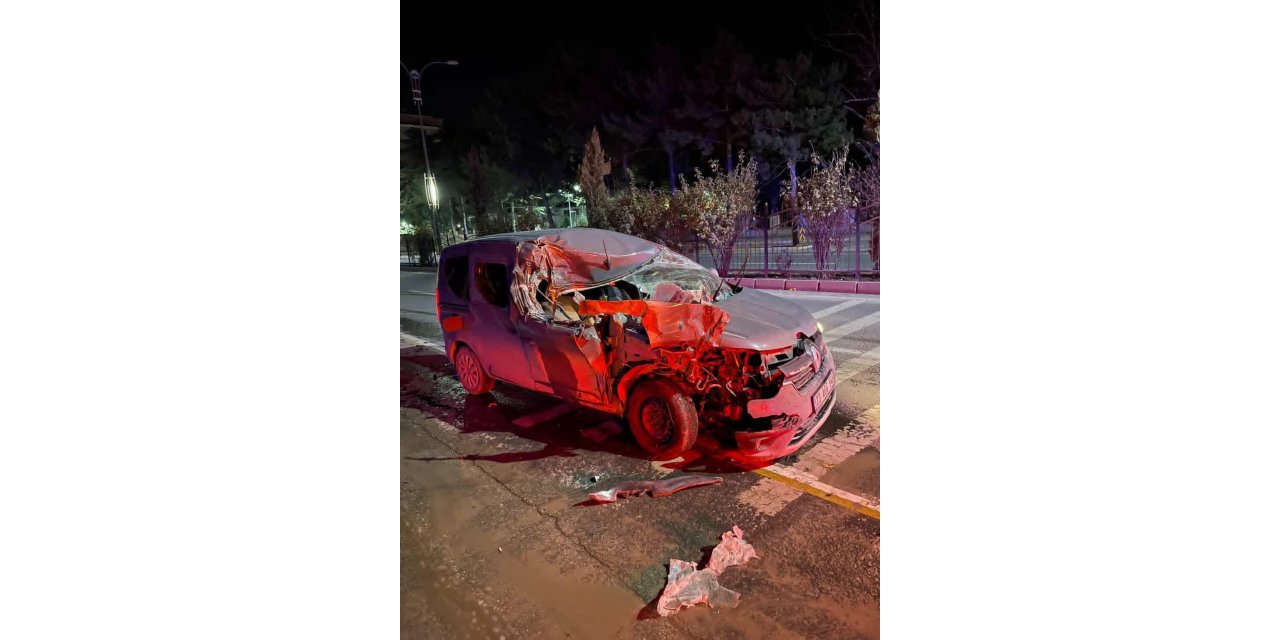 Elazığ’da hafif ticari araç, temizlik aracına çarptı: 1 yaralı