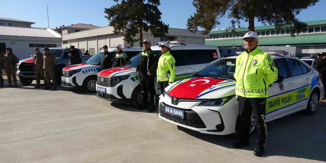 Van’da emniyet bünyesine alınan yeni araçlar törenle teslim edildi