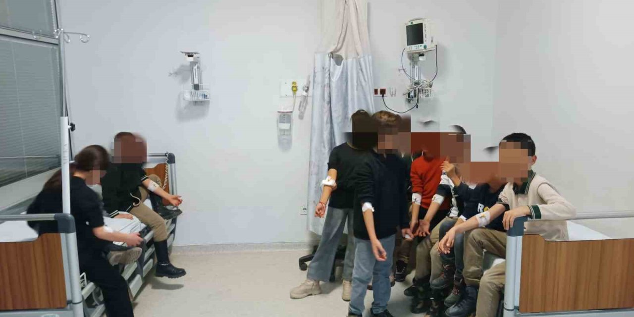 Okulda rahatsızlanan 23 öğrenci hastaneye kaldırıldı