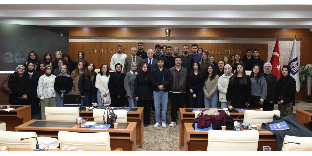 Başkan Sekmen, EBYÜ Hukuk Fakültesi öğrencilerini ağırladı