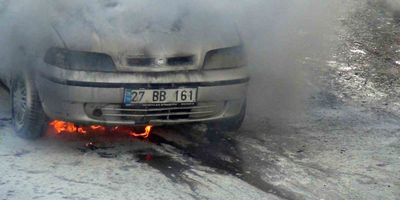 Kars’ta park halindeki otomobil alevlere teslim oldu